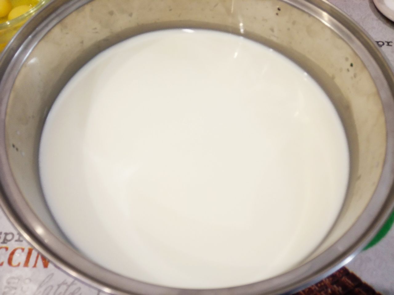 Рецепт домашнего сыра, просто и вкусно: Молоко наливаем в кастрюлю и ставим на огонь, доводим до кипения.