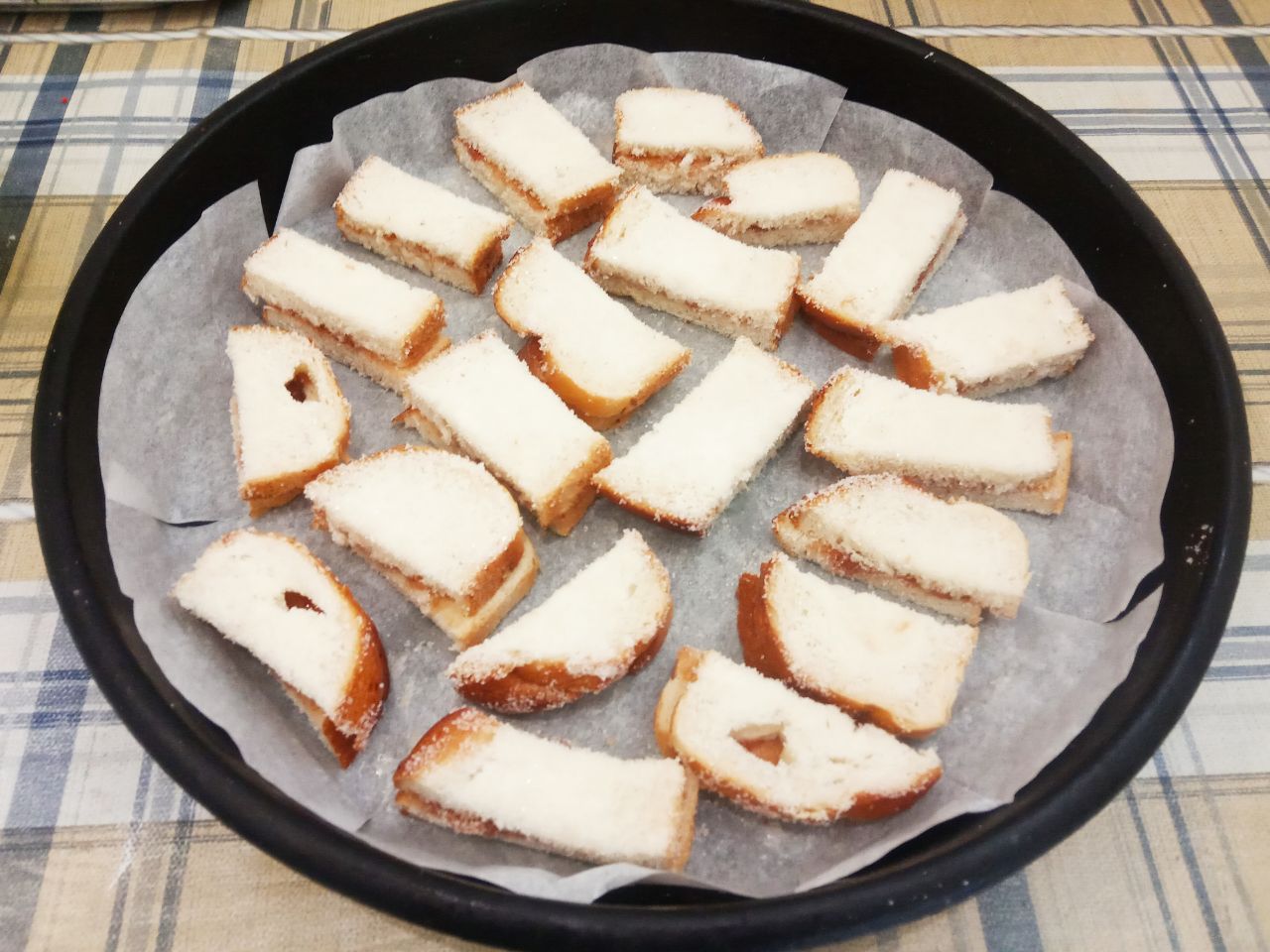 Вкусный и быстрый десерт к чаю: Противень застилаем пергаментом и выкладываем полоски.
