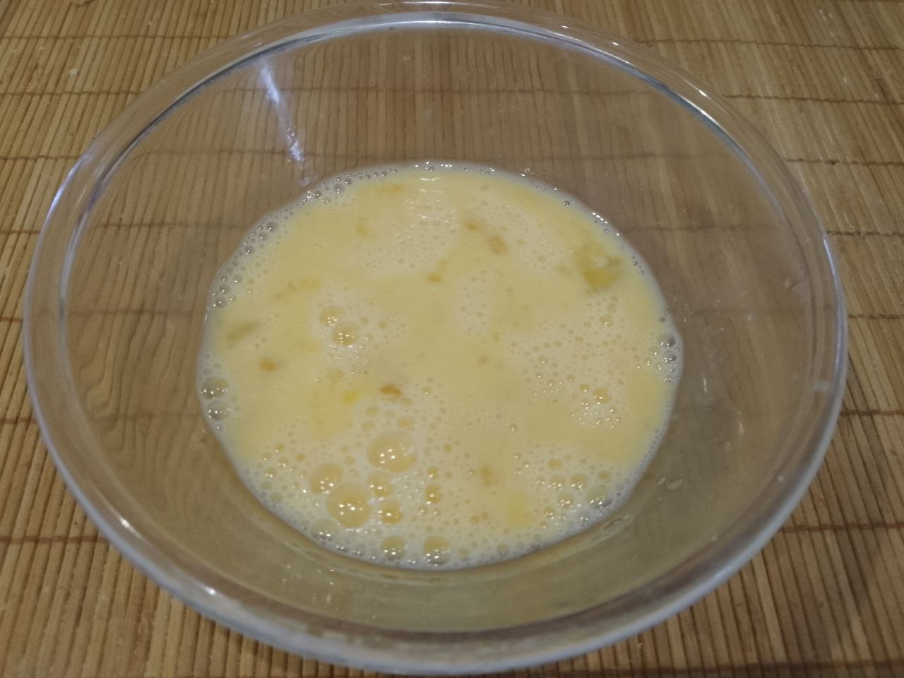Бутерброды на сковороде с начинкой, в яичном кляре: Яйца солим по вкусу и взбиваем.