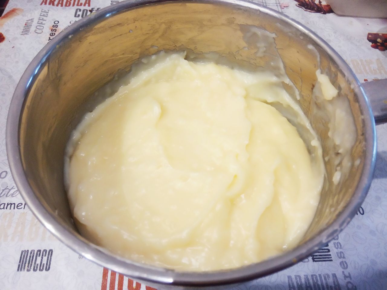 Заварной сливочный крем, нежный и вкусный: Выдерживаем крем на огне пока не загустеет, постоянно при этом размешиваем, чтобы была однородная масса.