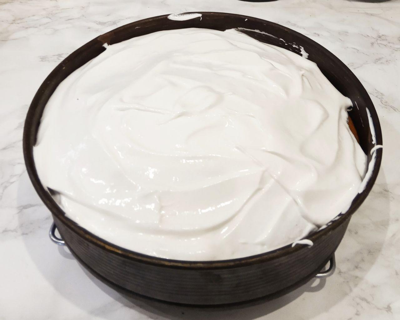 Простой рецепт вкусного пирога на кефире со сливами: Когда пирог испечется, достаем из духовки, покрываем глазурью и ставим обратно в духовку, чтобы глазурь