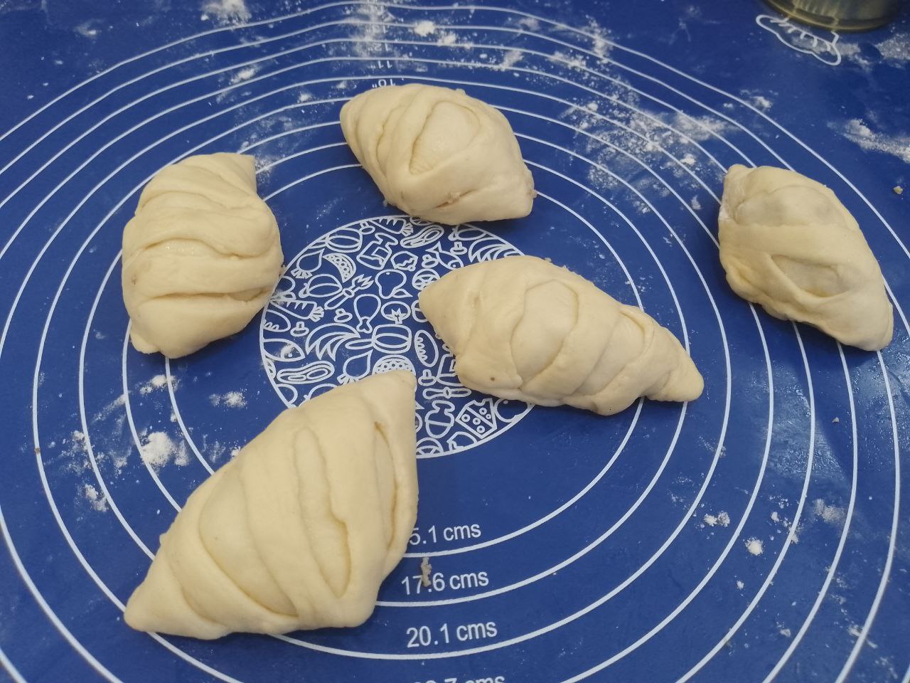 Вкусные и сытные пирожки из дрожжевого теста, с мясной начинкой: В треугольник кладем мясную начинку и края слепливаем.