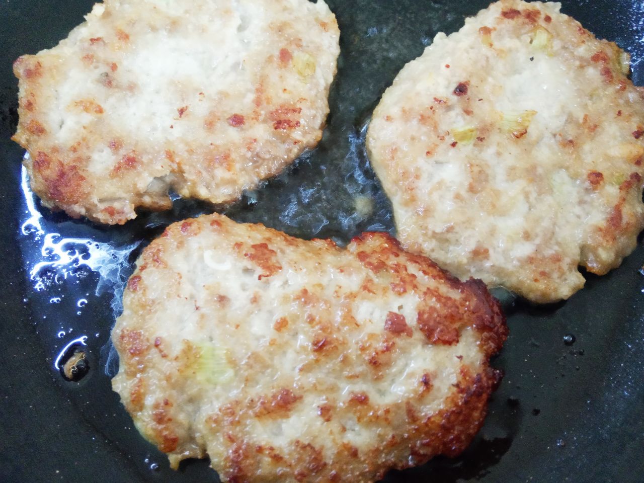 Простой рецепт мясных оладий с манной крупой и без яиц: Обжариваем оладьи на небольшом огне с одной стороны, затем с другой стороны. Закрываем крышкой и доводим до