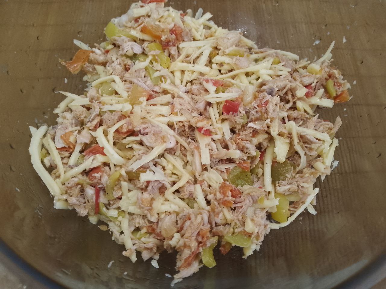 Лаваш запеченный в духовке, с начинкой из мяса, сыра и овощей, просто и вкусно: Твердый сыр натираем на терке и половину добавляем в начинку, перемешиваем.