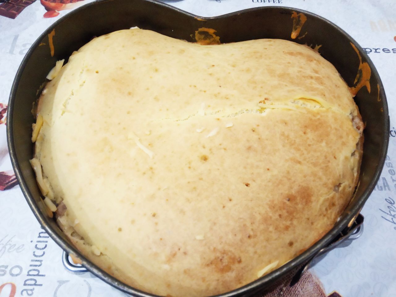 Простой рецепт пирога на молоке и растительном масле, с фаршем и сыром, в духовке: Духовку разогреваем до 180 С и выпекаем пирог около 40 минут. Готовность проверяем зубочисткой.