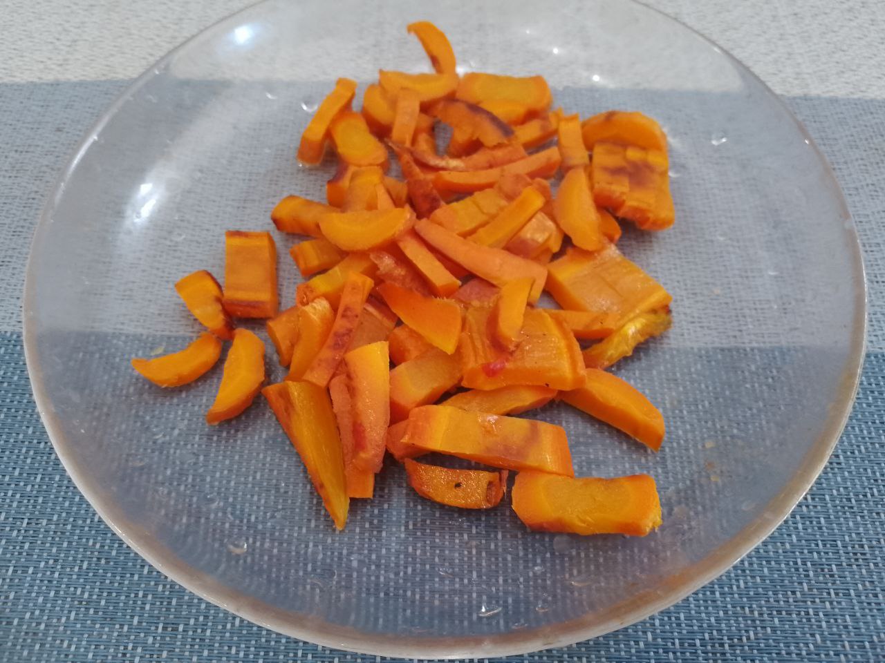 Салат из овощей, запеченных в духовке, полезно и вкусно: Морковь также разрезаем на брусочки.