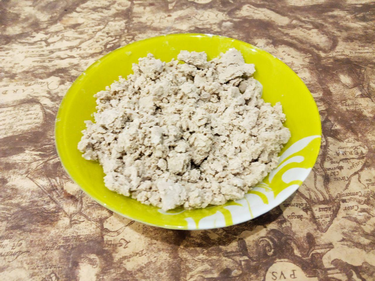 Вареники на кефире с халвой на пару, воздушные и вкусные: Халву измельчаем и размешиваем.