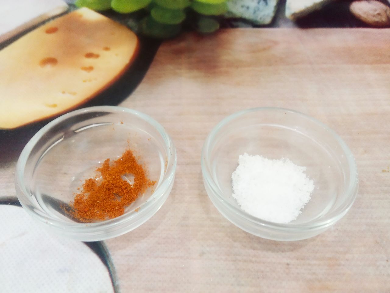 Киноа с мясом и овощами, полезно и сытно: Выкладываем на сковороду кусочки мяса, солим, перчим по вкусу и обжариваем на слабом огне.