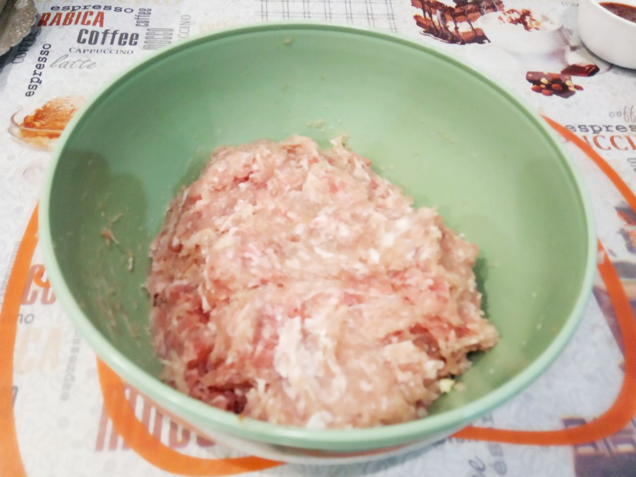 Ленивые голубцы запеченные в духовке, сытно и аппетитно: Мясо промываем, просушиваем, разрезаем на кусочки и пропускаем через мясорубку.