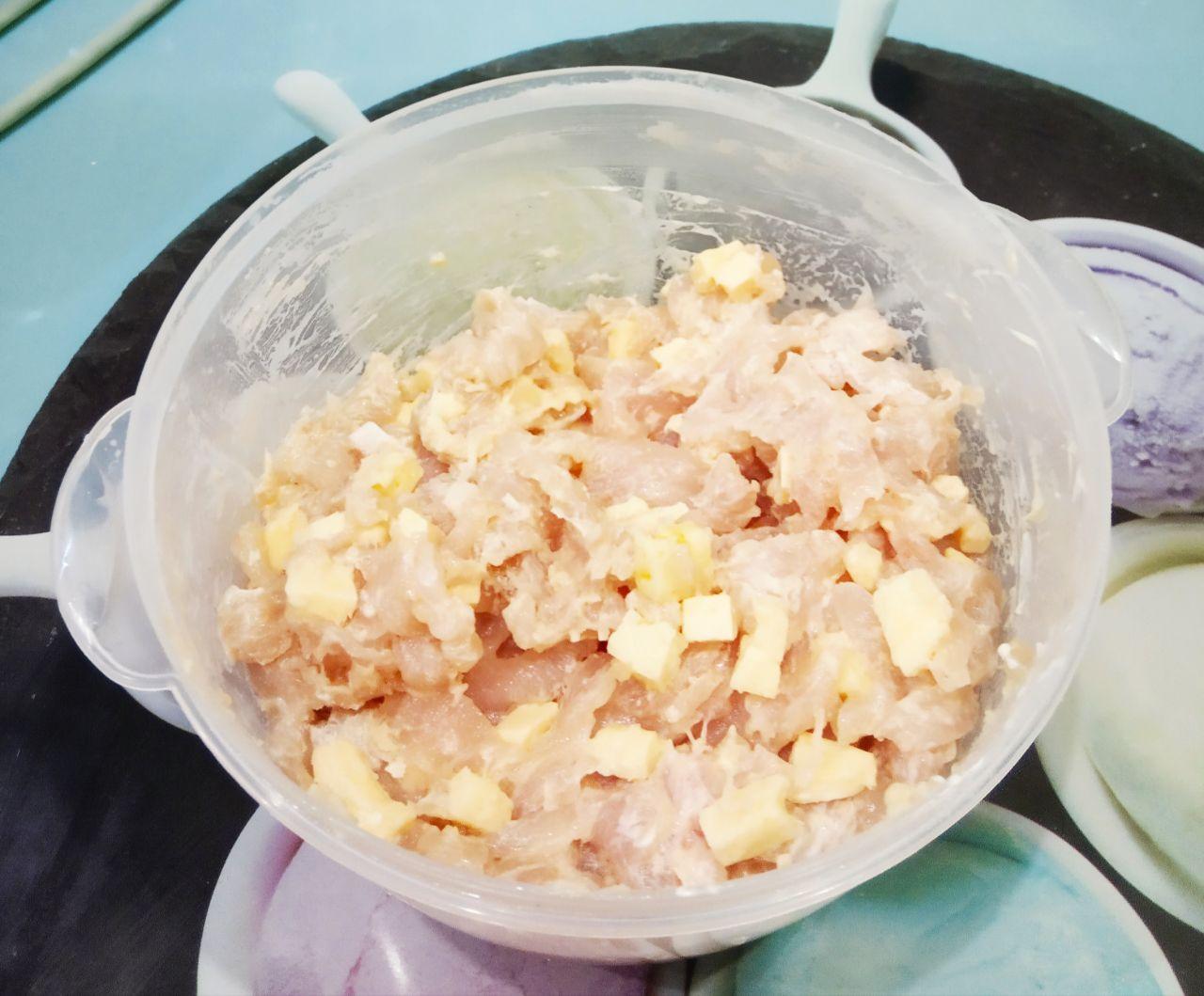 Простой рецепт котлет из куриной грудки и сыра: Соединяем кубики сыра и куриного мяса, яйца, муку, майонез, солим и перчим по вкусу. Тщательно размешиваем.