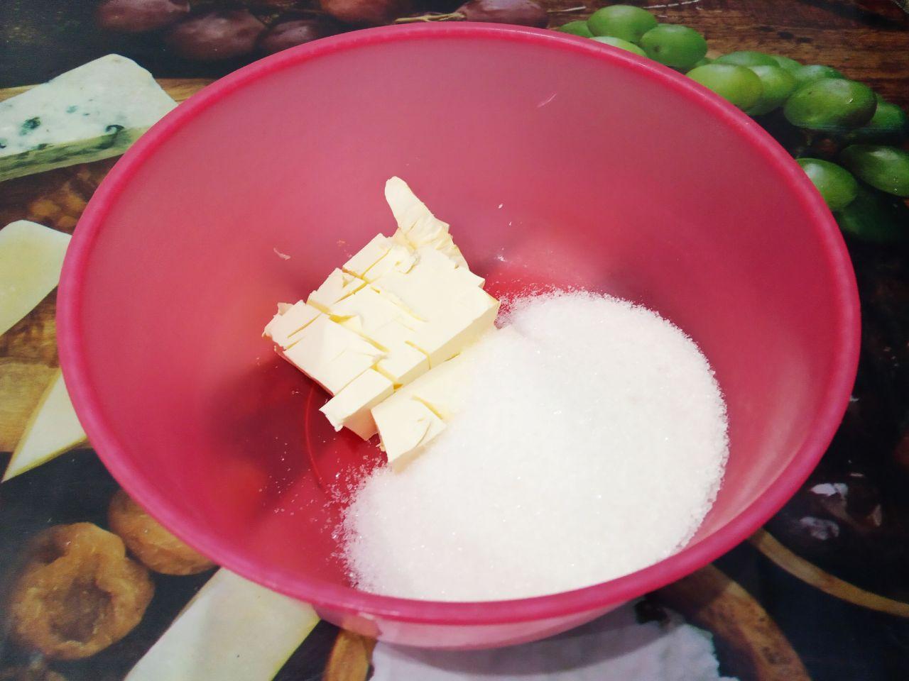 Вкусное шоколадное печенье с трещинками: Сливочное масло соединяем с сахаром и тщательно растираем.
