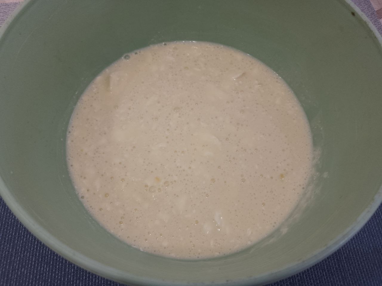 Домашнее печенье к чаю, мягкое и рассыпчатое: Мягкое сливочное масло добавляем в смесь и взбиваем.