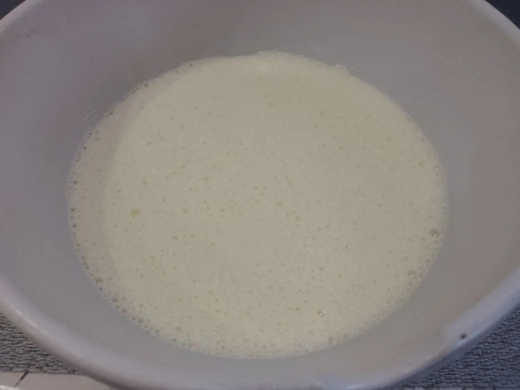 Шоколадный пирог на сметане, с клубникой и орехами: Яйца разбиваем в миску или другую посуду, добавляем сахар, ванильный сахар, взбиваем до загустения.