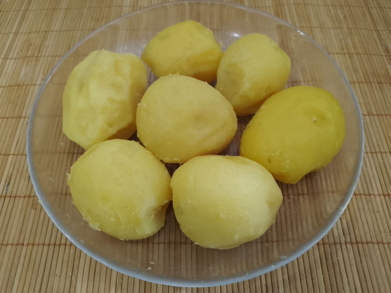 Простой рецепт картофеля с зеленым луком, просто и вкусно: Воду сливаем из картофеля или откидываем на дуршлаг.  Если в мундирах отвариваем, сливаем воду, охлаждаем и