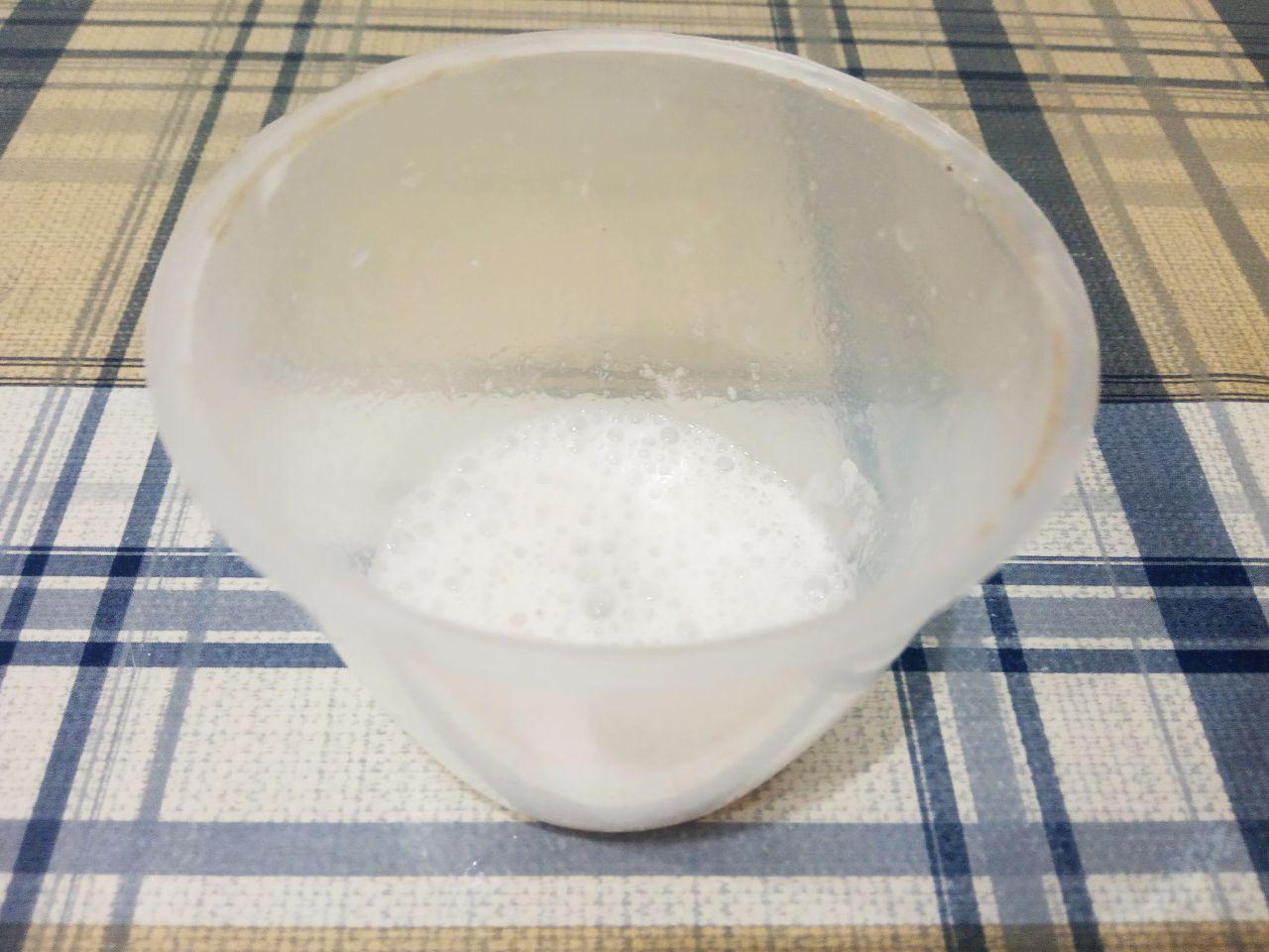 Пирог «Зебра» на молоке и растительном масле к чаю, просто и вкусно: Соду гасим уксусом и добавляем в смесь, размешиваем.