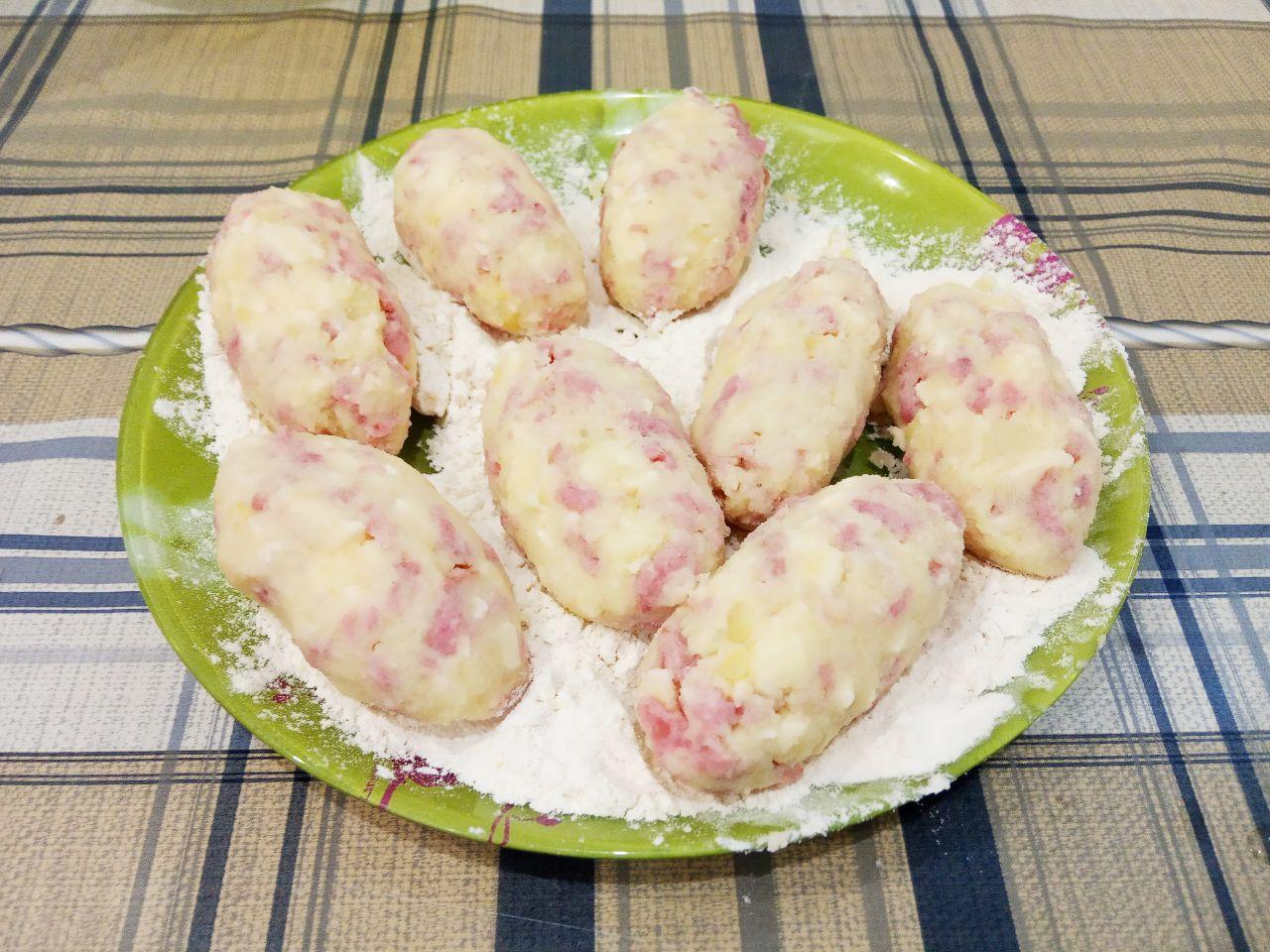 Котлеты из картофельного пюре, ветчины и сыра, просто и вкусно: С картофельной массы формируем котлеты желаемой формы и обваливаем в муке или сухарях.