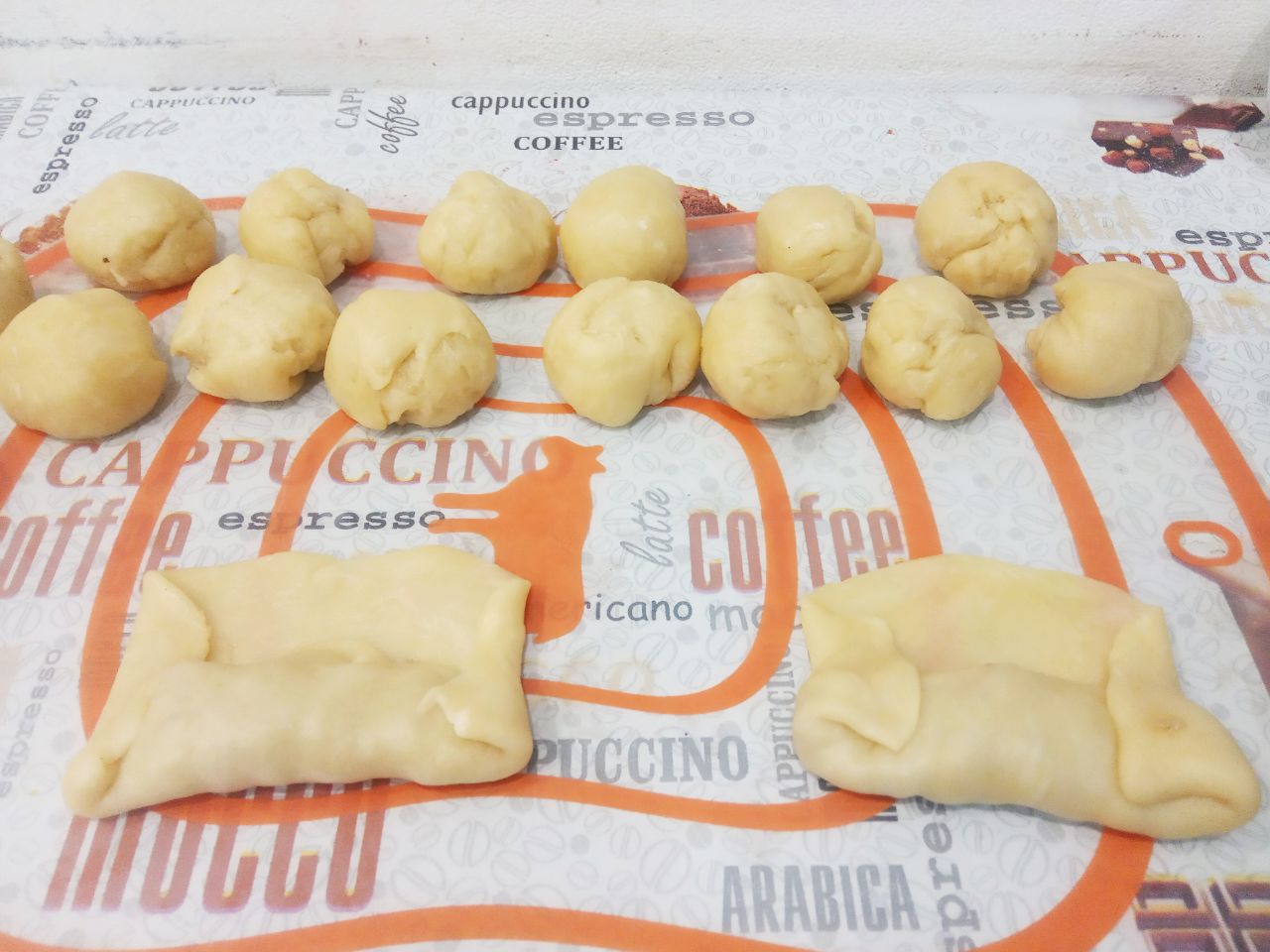 Простой рецепт пирожков из теста на растительном масле, с мясной начинкой: Закрываем начинку тестом и по бокам тоже.
