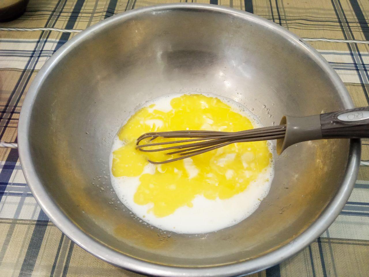 Булочки воздушные и слоистые, с крошкой: Сливочное масло растапливаем на водяной бане и добавляем в смесь, тщательно размешиваем венчиком.