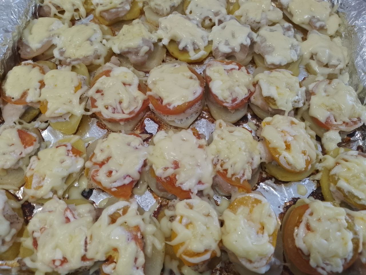 Картофель с мясом, помидорами и сыром запеченный в духовке: Зелень промываем, просушиваем, мелко нарезаем и посыпаем запеченный картофель.