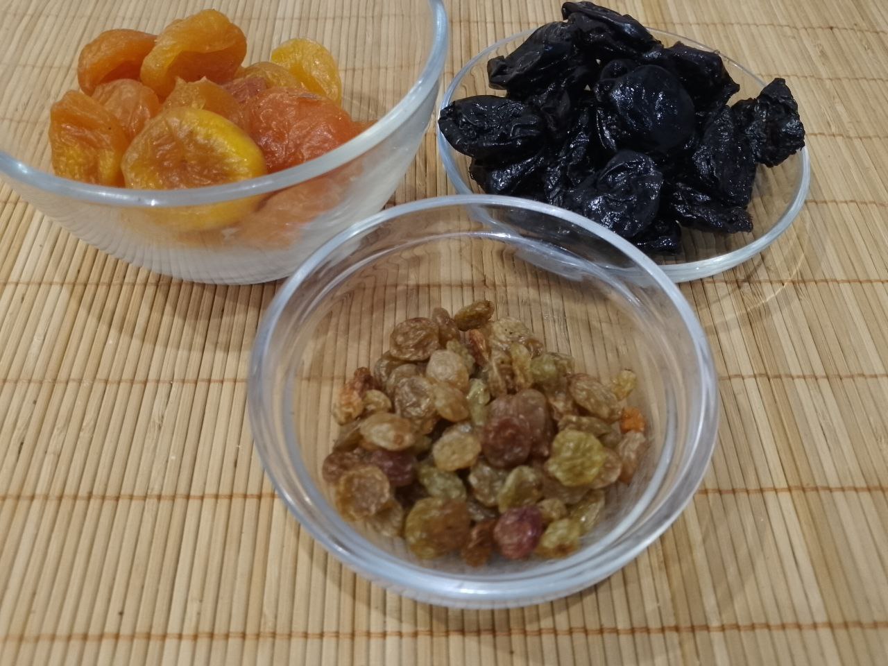 Шоколадный торт с нежным кремом из сметаны, сливок и сухофруктов: Курагу, чернослив и изюм, хорошо промываем водой и заливаем горячей водой на 10-15 минут. Воду сливаем и
