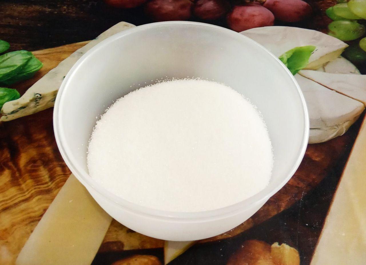 Пряники в молочной глазури, вкусно и аппетитно: Яйца разбиваем в чашу.