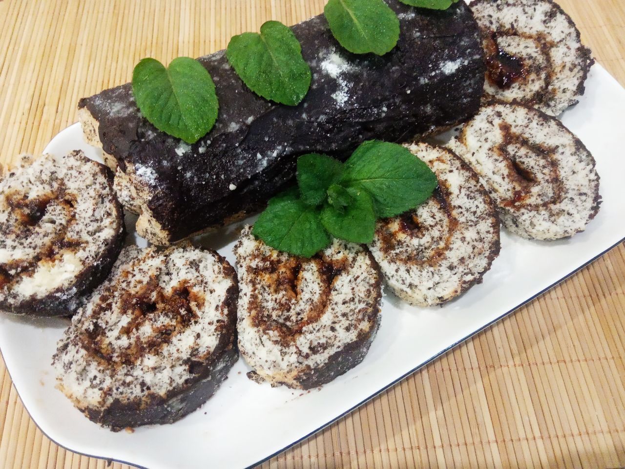 Рулет из бисквитного теста с шоколадом и джемом, вкусный и аппетитный