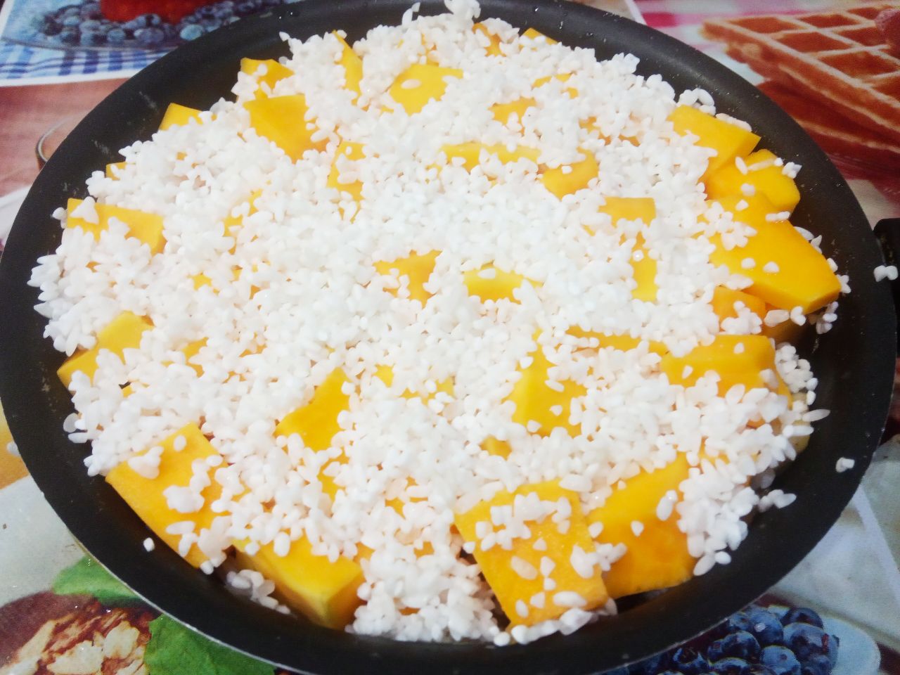 Плов  из тыквы и фруктов, полезный и вкусный: Посыпаем оставшимся рисом.
