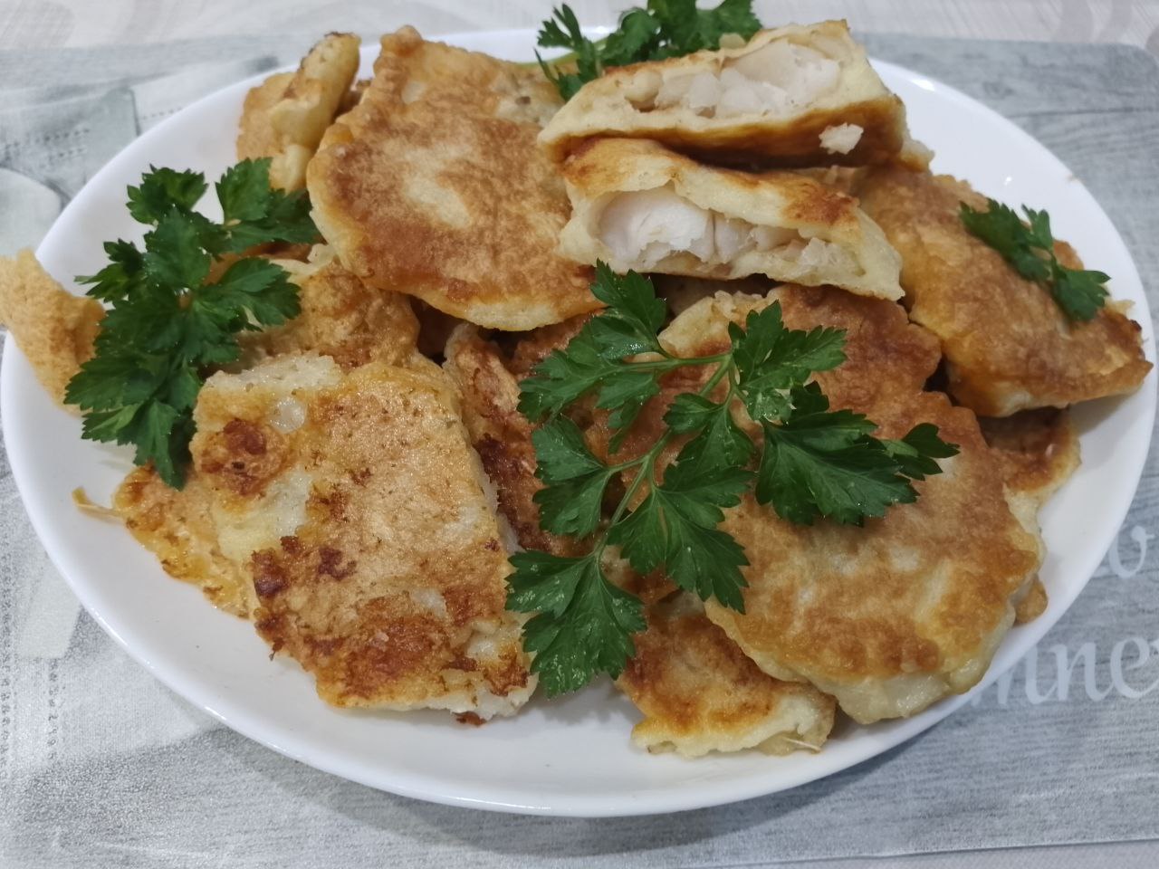 Филе минтая в кляре, простое и вкусное блюдо: Обжаренные кусочки филе складываем на блюдо.