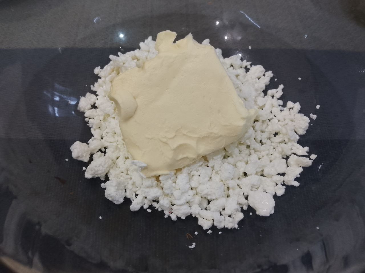 Домашнее печенье из творога и рисовой муки, с начинкой из вареного сгущенного молока: В творог кладем сливочное масло и растираем с творогом.