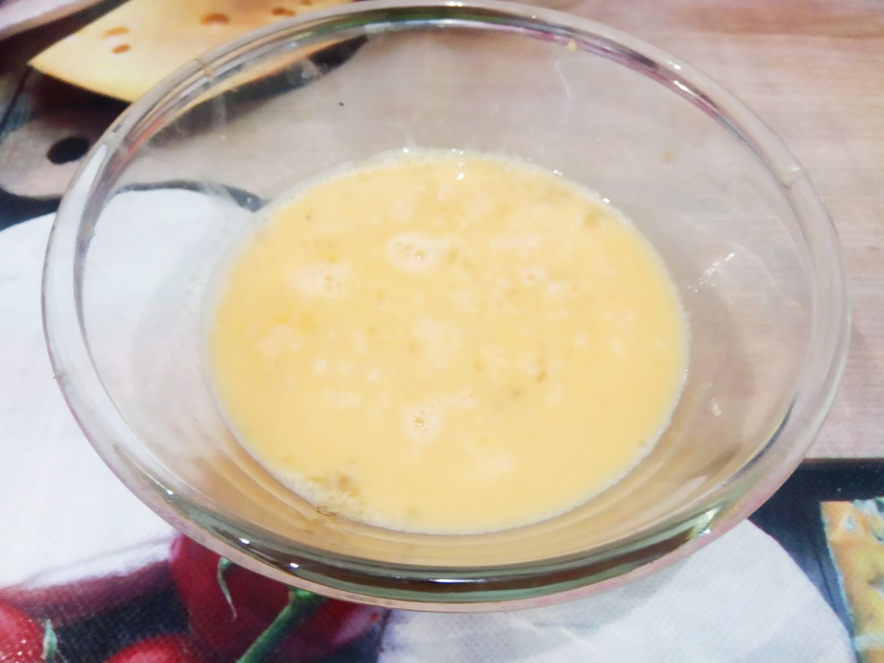 Салат из фасоли с мясом, овощами и яйцами: Яйца разбиваем в миску, солим и перчим по вкусу. Яйца взбиваем и жарим из яиц тоненькие яичные блинчики.