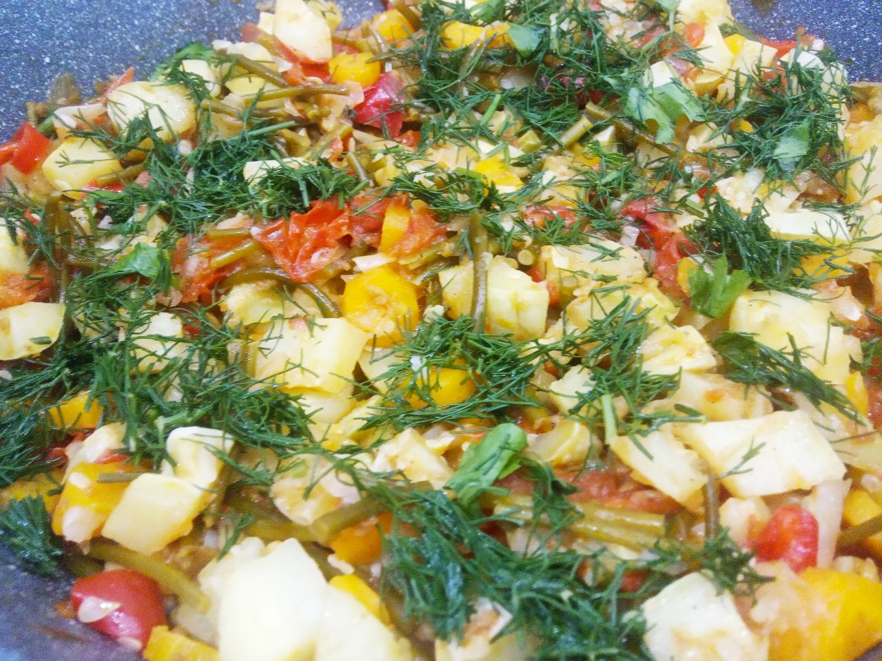 Тушеные патиссоны с овощами, полезные и вкусные: В конце приготовления добавляем зелень и снимаем с огня.