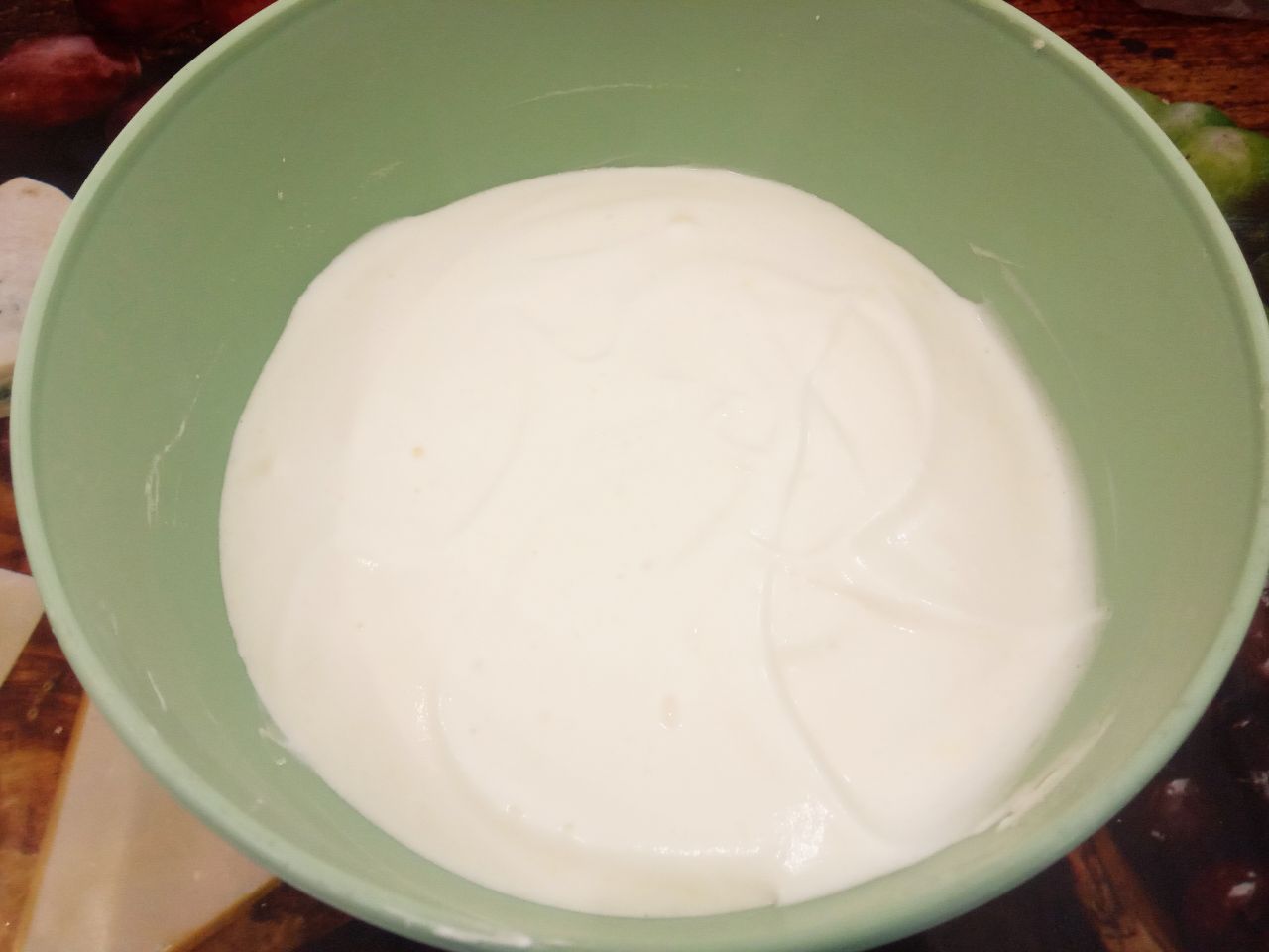 Рулет из бисквитного теста с шоколадом и джемом, вкусный и аппетитный: Добавляем желтки и размешиваем миксером на медленных оборотах.