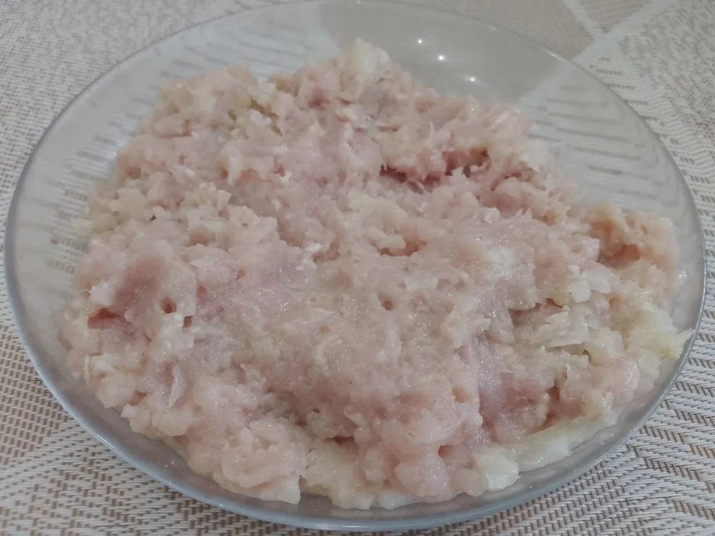 Оладьи с куриным филе,жареные на сковороде: Разрезаем на кусочки и пропускаем через мясорубку.