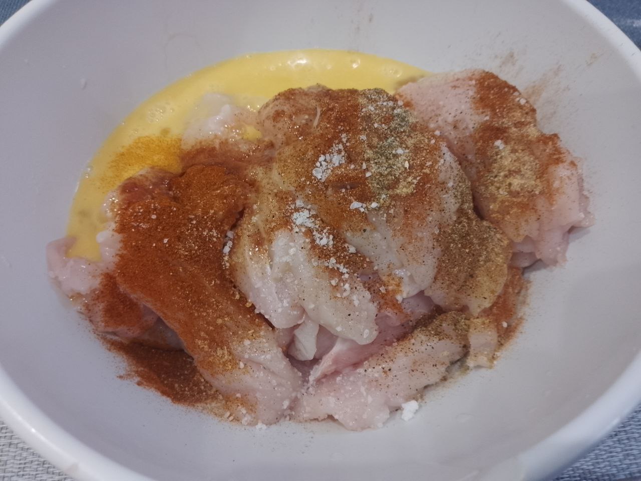 Куриное филе полосками, жареное на сковороде: Два яйца взбиваем и выливаем посуду с полосками.