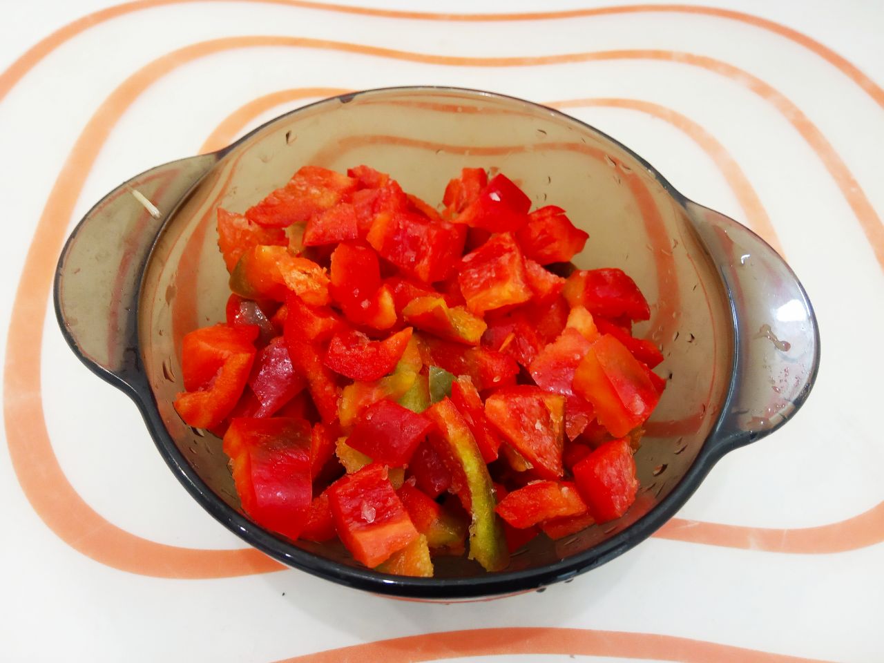 Чесночные стрелки с мясом и овощами тушеные в соевом соусе, вкусные и аппетитные: Перец у меня замороженный, размораживаем и разрезаем на полоски.