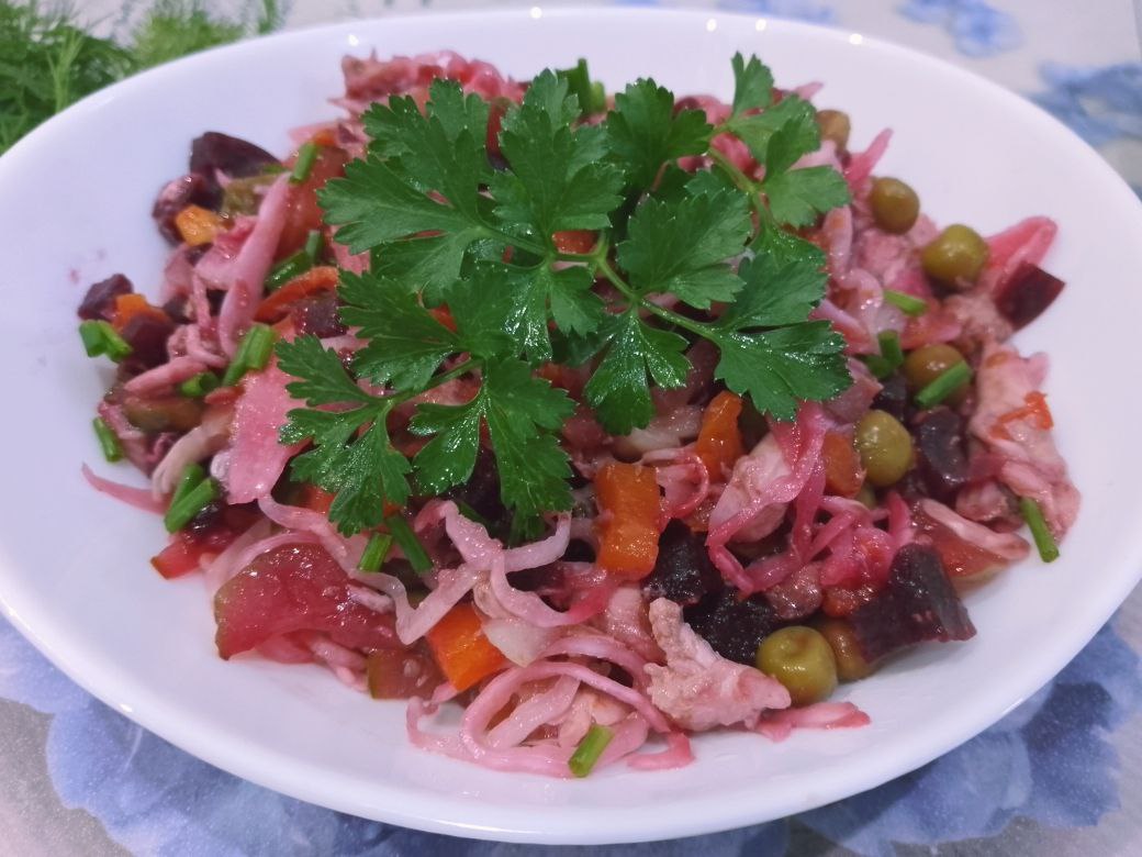 Салат из куриного мяса, свеклы и овощей, полезный и сытный