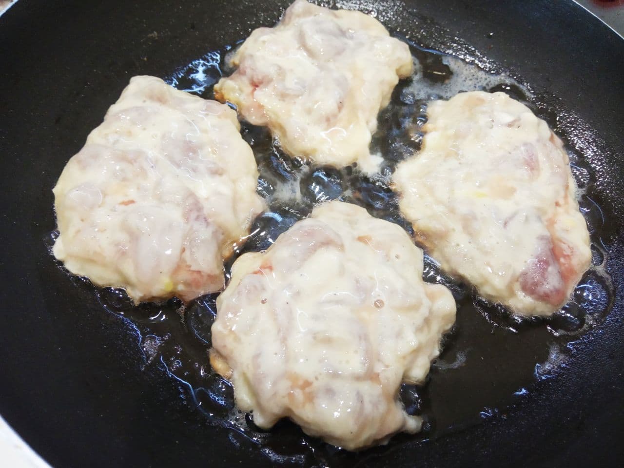 Котлеты из мелко рубленного мяса, сочные и нежные: Разогреваем сковороду с растительным маслом и ложкой выкладываем котлетную массу, формируем котлеты.