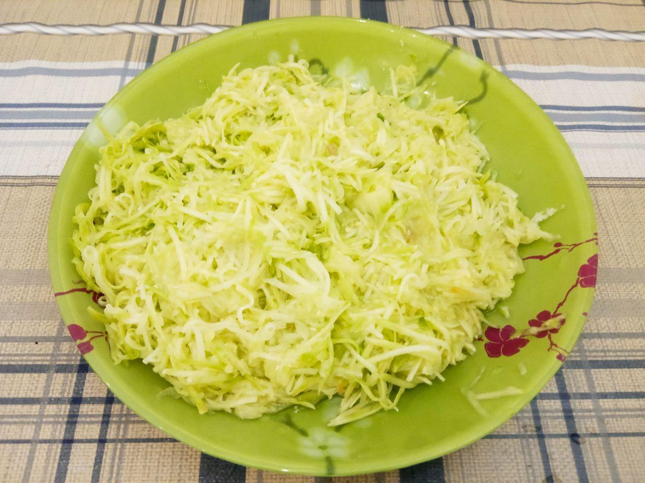 Оладьи из кабачков, сыра и моркови, просто и вкусно: Кабачок молодой без семян, если есть семена я их удаляю, промываем водой и натираем на средней терке.