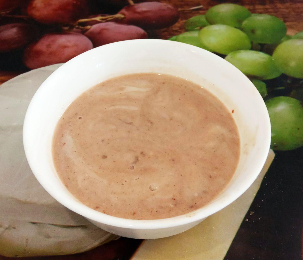 Пряники в молочной глазури, вкусно и аппетитно: Йогурт соединяем с содой и перемешиваем. У меня был кефир жирностью 3%, смешиваем с какао, тщательно венчиком