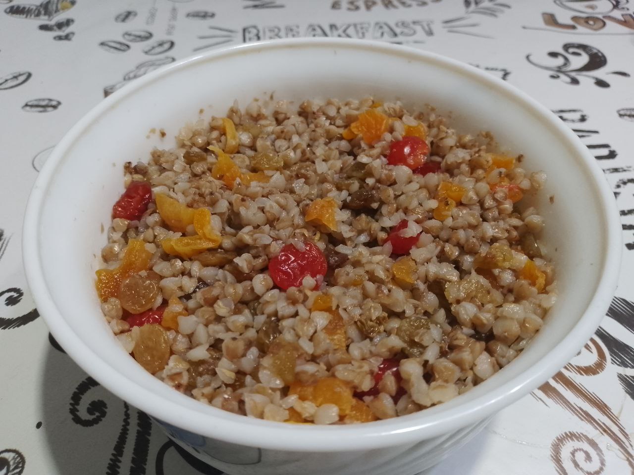 Сладкая кутья из гречки, меда и сухофруктов