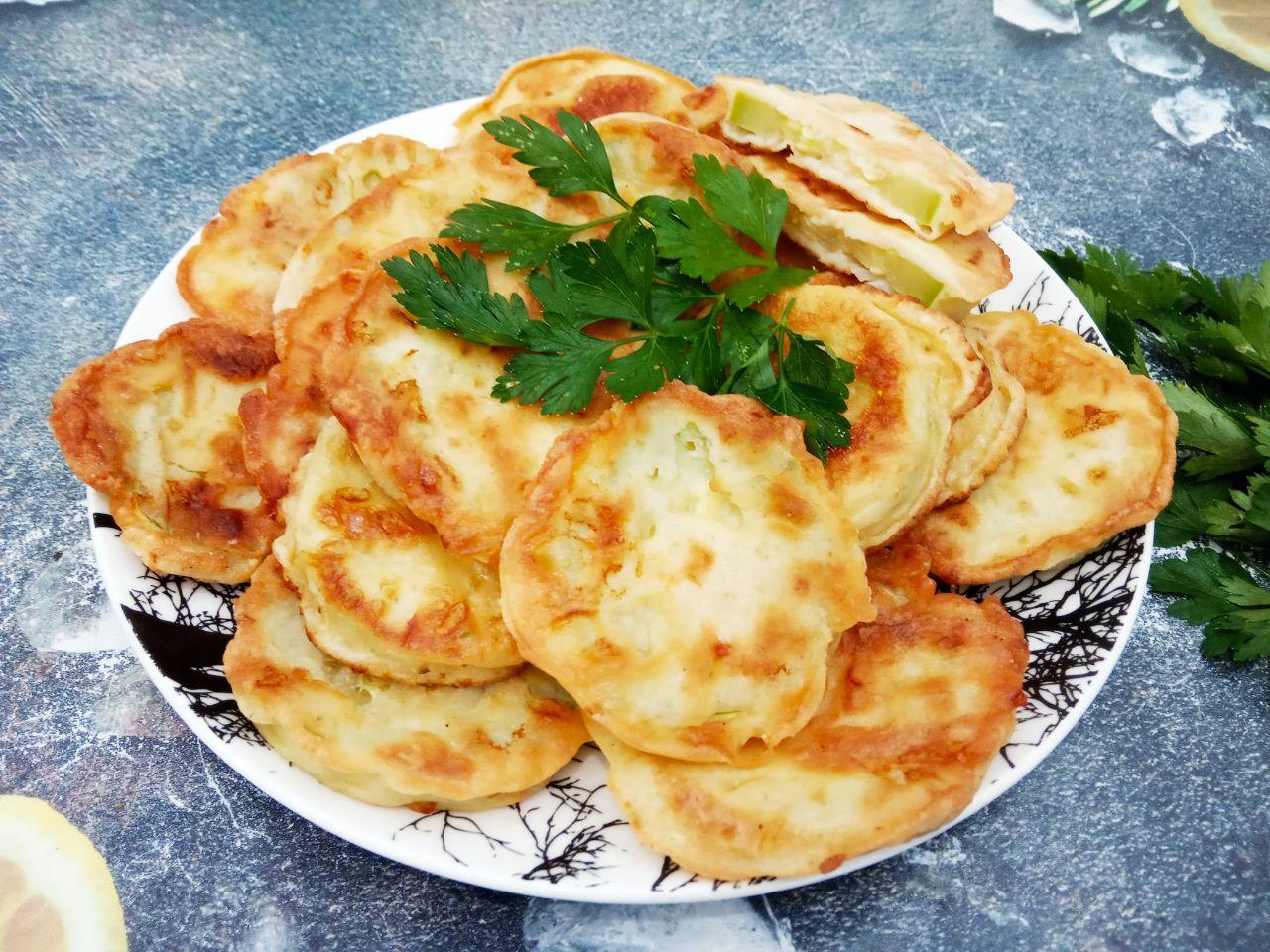 Кабачки в кляре, сытно и вкусно: Кладем на сковороду и обжариваем с двух сторон до золотистой корочки.