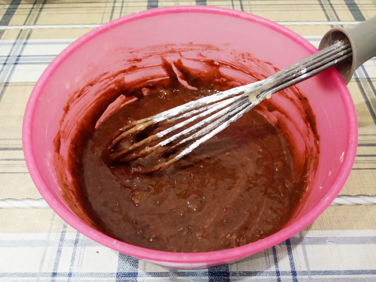 Домашнее шоколадное печенье, рассыпчатое и мягкое с кокосовой стружкой: Добавляем в смесь 2 столовые ложки кокосовой стружки и какао, тщательно размешиваем.