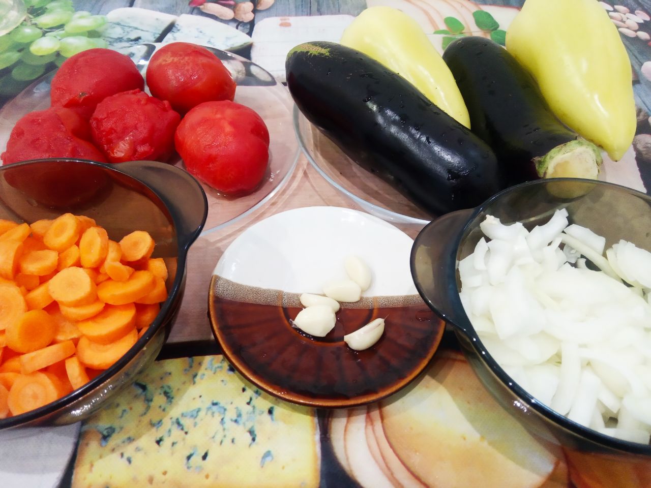 Тушеные баклажаны с помидорами и другими овощами