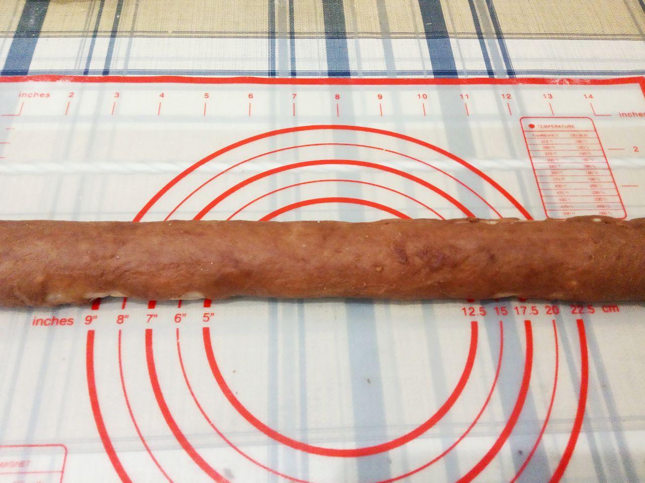 Печенье рулетики к чаю, вкусно и просто: Желток размешиваем со столовой ложкой молока и смазываем рулет.13. Рулет посыпаем сверху измельченными