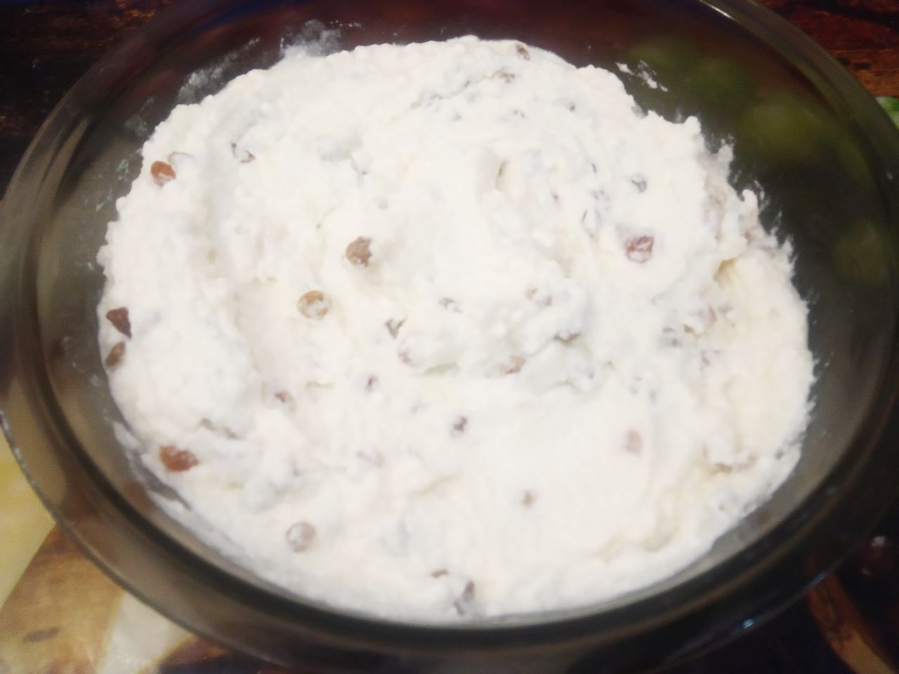 Десерт из творога и изюма, просто и вкусно: Добавляем в творожную массу изюм, размешиваем, чтобы равномерно распределился изюм.