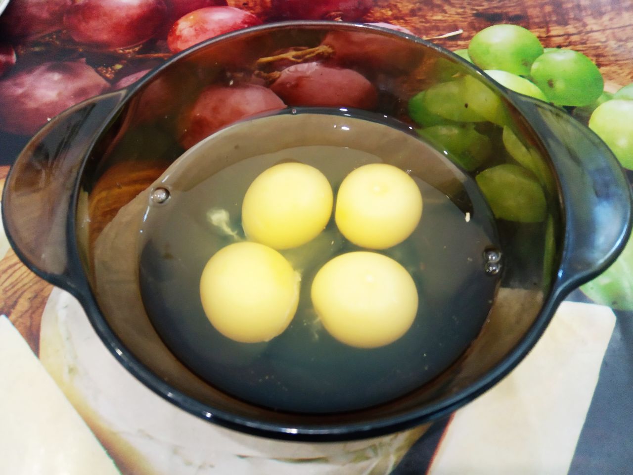 Вкусный и аппетитный завтрак из омлета, чесночных стрелок и сыра: Яйца разбиваем в чашу, солим по вкусу и вбиваем.