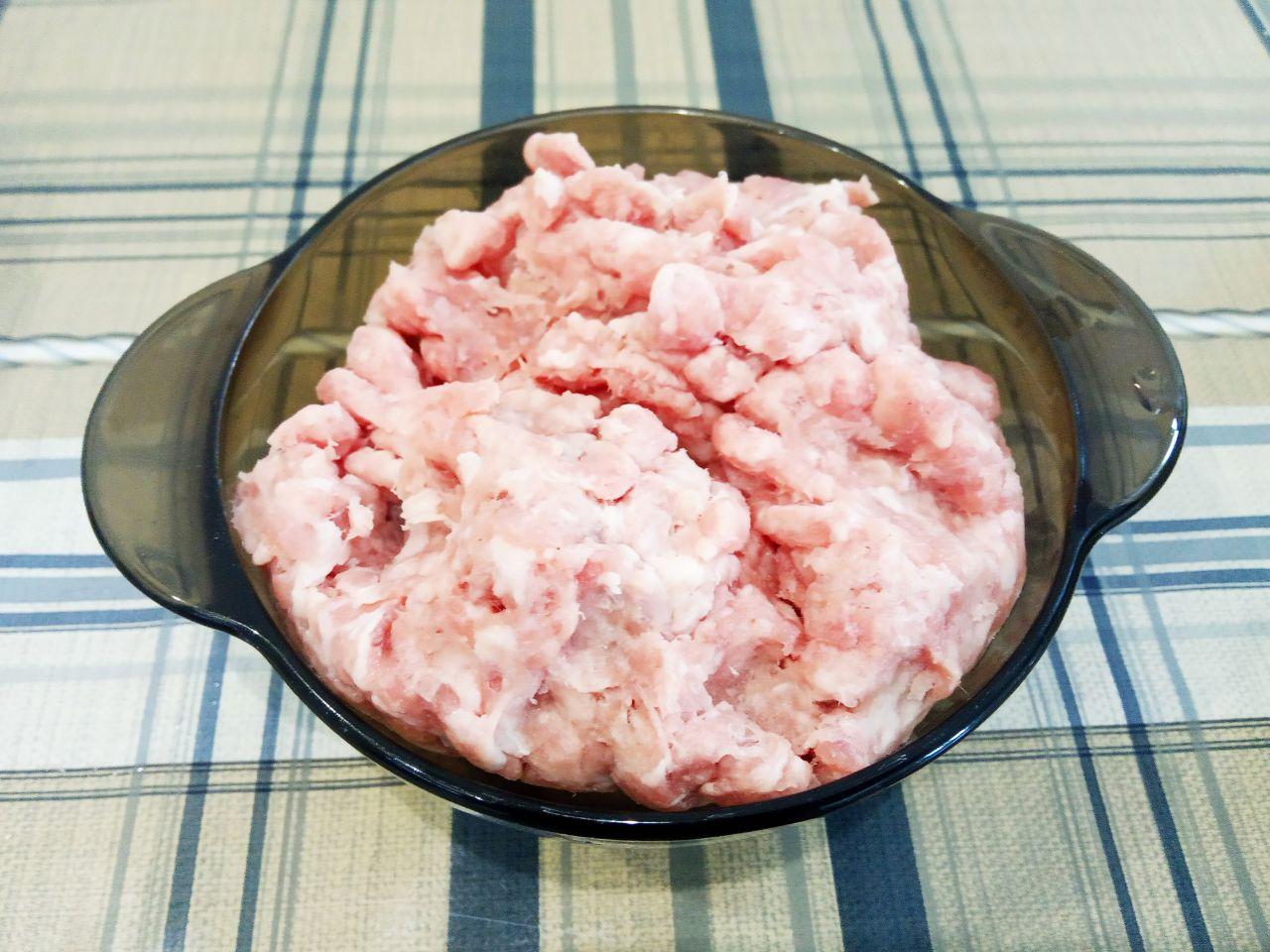 Картофельные котлеты из пюре с фаршем, просто и вкусно: Если у нас мясо, а не фарш, мясо промываем и обсушиваем. Разрезаем мясо на части и пропускаем через мясорубку.