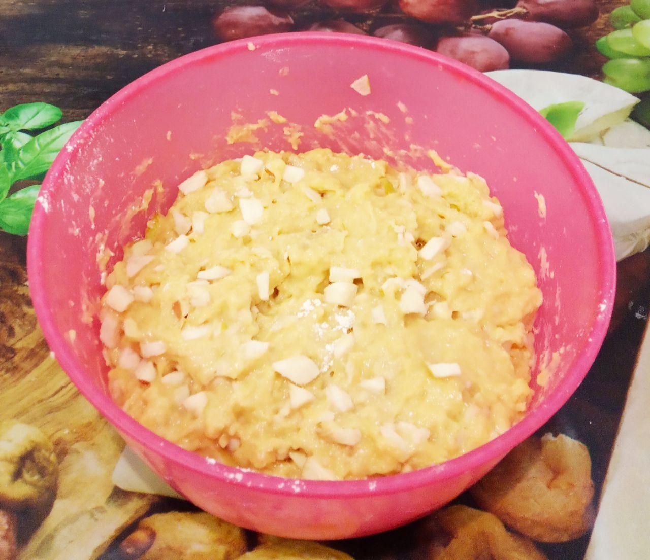 Простое и вкусное печенье с фруктами: Добавляем измельченные яблоки в тесто, перемешиваем.