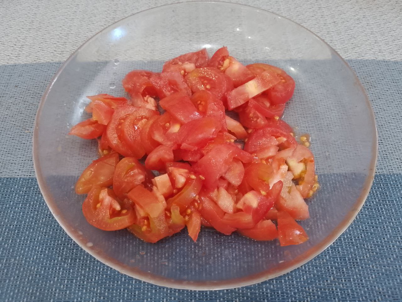 Салат из овощей, запеченных в духовке, полезно и вкусно: Помидоры промываем водой, обдаем кипятком и осторожно снимаем кожицу. Помидоры разрезаем на ломтики.