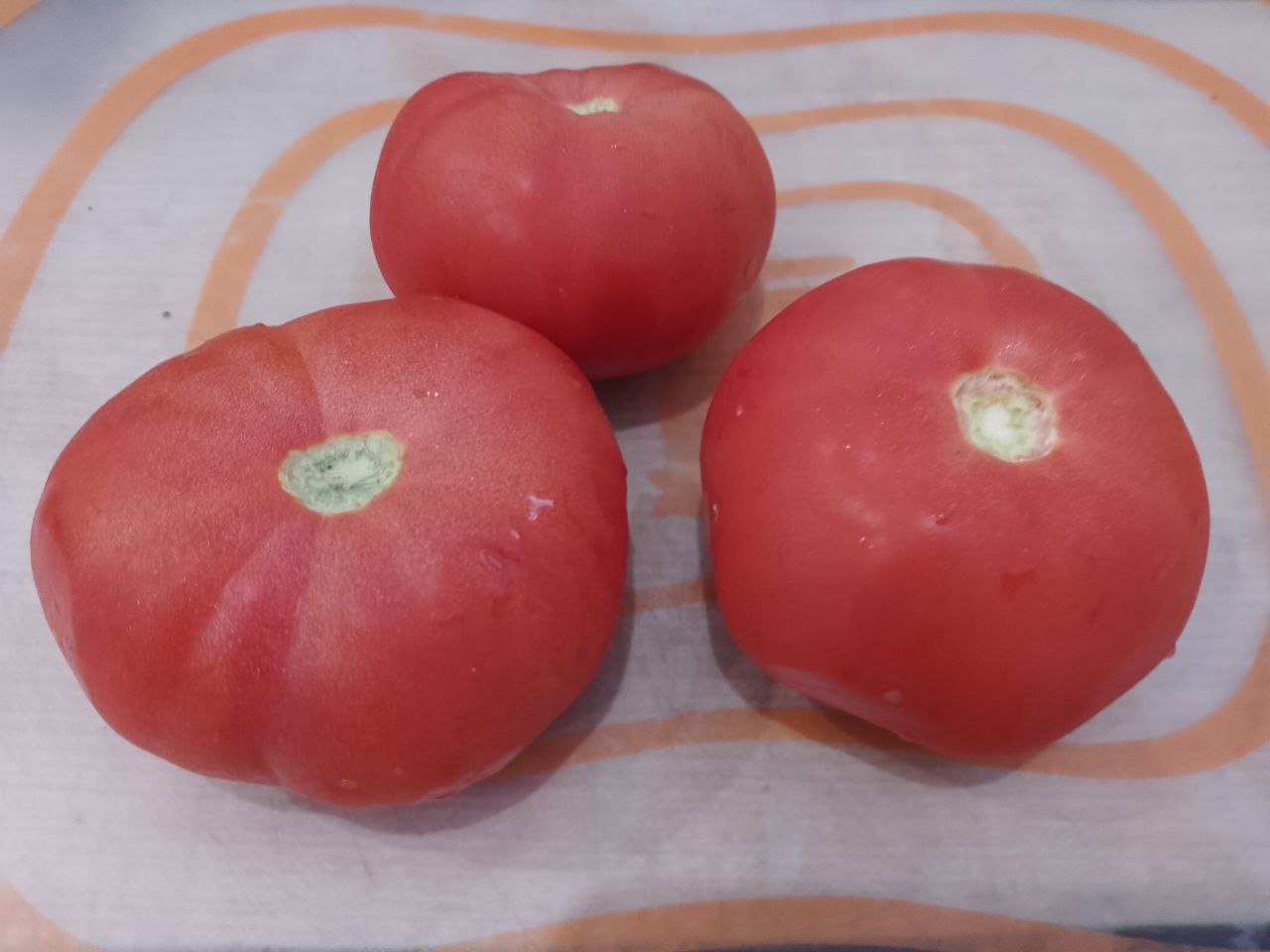 Тушеные баклажаны с помидорами и овощами, вкусно и полезно: Помидоры промываем,.окунаем в кипяток, очищаем кожицу и натираем на терке.